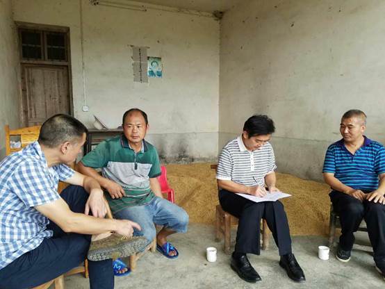 clip_image004.jpg 說明: 5.21走訪貧困戶毛憤龍.jpg